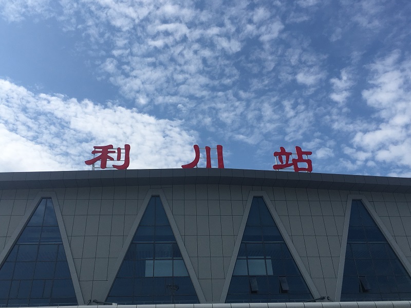 客運(yùn)車站進(jìn)、出站通道區(qū)有哪些靜態(tài)標(biāo)識(shí)？